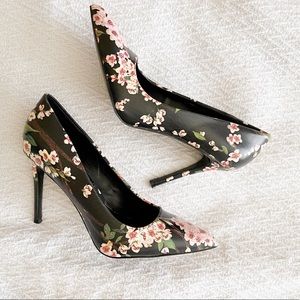 Heels with floral pattern